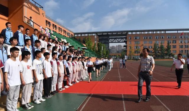 上千中职生走上红地毯,成都市温江区燎原职校举行毕业生典礼